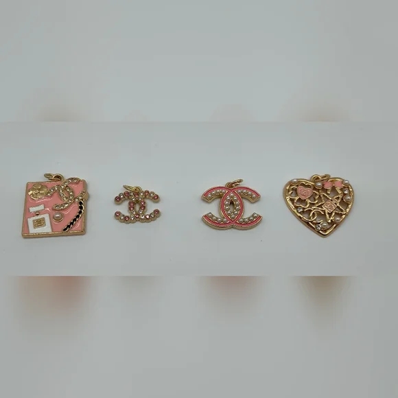 CHANEL Y2K Charm Collection Gold Tone Enamel CC Logo Pendant Charm Pull - Picture 1 of 7